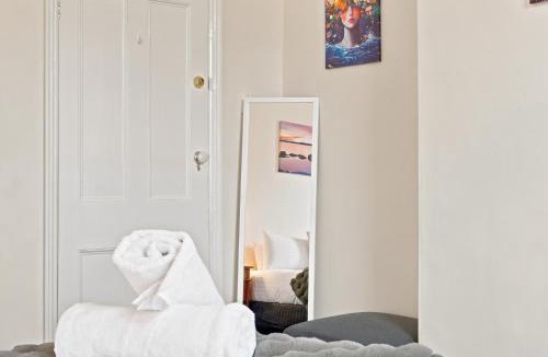 North Hobart House | Rosehaven Retreat - Pool Table - Free Parking - Walk to Restaurants