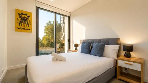 North Ryde Apartment | North Ryde 2BR Study, Metro, Parking, Pool