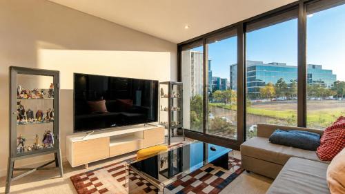 North Ryde Apartment | North Ryde 2BR Study, Metro, Parking, Pool