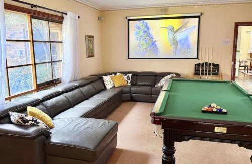 Warrandyte House | Entire Maggie's Guesthouse - free cinema, pool, spa, tennis court, karaoke, more!