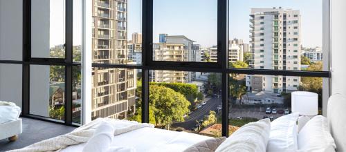 Milton Apartment | Luxe 2Bd with City Views Sleeps 6 Pool Balcony Car Park Walk To Suncorp