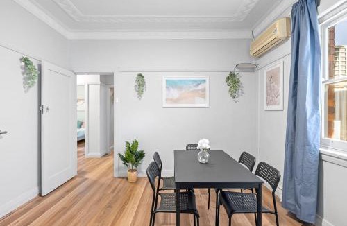 Hurstville House | Cozy Queen Room - Close to Eateries & Shops - Shared Bathroom and Amenities
