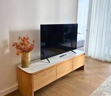 Reid Apartment | Modern 1BR Escape and Option for 2nd BR