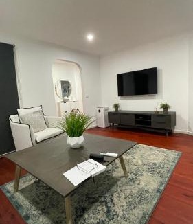 Donvale House | Donvale House 15KM to CBD 3 Bed rooms