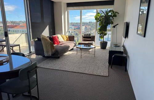 Capital Hill Apartment | Stylish 1BR Spacious Penthouse Self Check-in, 7 min walk to parliament