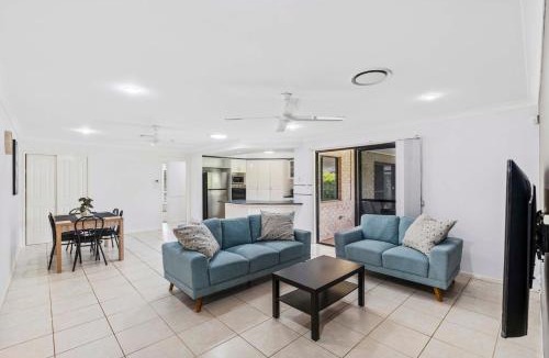 Kuraby House | The Grandview | 5BR Family Home, Two Lounges