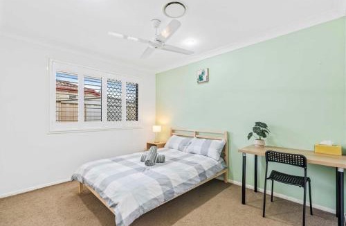 Kuraby House | The Grandview | 5BR Family Home, Two Lounges