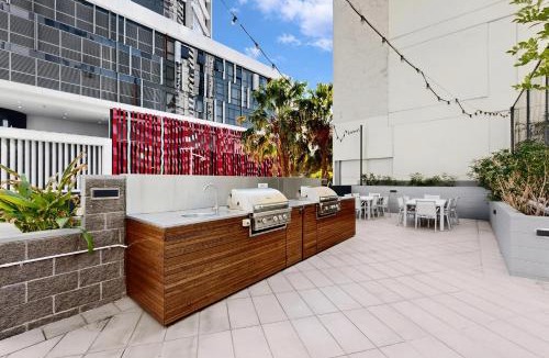 Brisbane Central Business District Apartment | The Gilded Gallery I Art-Inspired Luxe Retreat