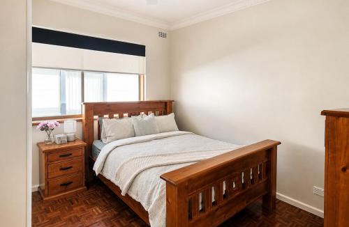 Queanbeyan House | Premium 3BR Mt View Sleeps 8 15 min Canberra