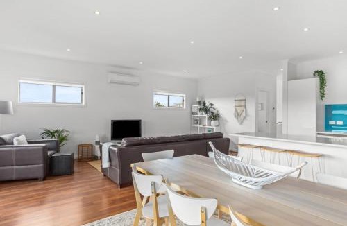 Hayborough House | Castaway Beach House - Countryside Views by the Sea