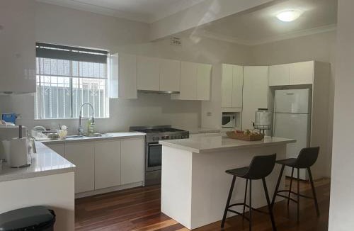 Brighton-le-Sands House | Easy Beach Stay Large Room Near Beach and Airport