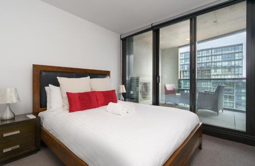 Reid Apartment | Upscale 3BR City Apartment Central CBD Living - Hosted by Canstay