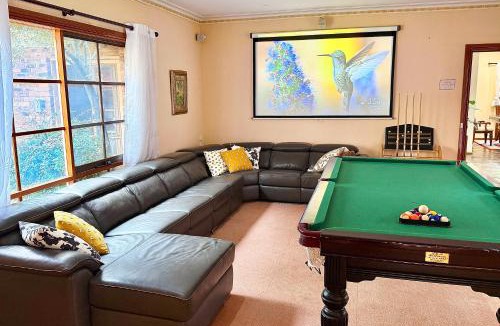 Warrandyte House | Maggie's Guesthouse - large property with pool, billiards, tennis court, BBQ & more