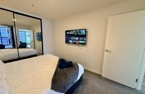 Braddon Apartment | Midnight Luxe 1BR 1Bath 1Car 506 in the heart of Braddon Pool Sauna Gym Park