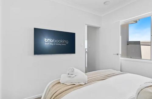Oxenford House | Dream World Escape 4BR Oxenford - Pool, Gym BBQ