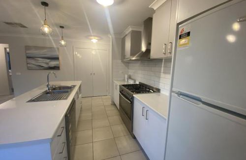 Epsom House | Modern 4-Bedroom Home, Near Playground, Lake Nature Trails, Minutes to Bendigo
