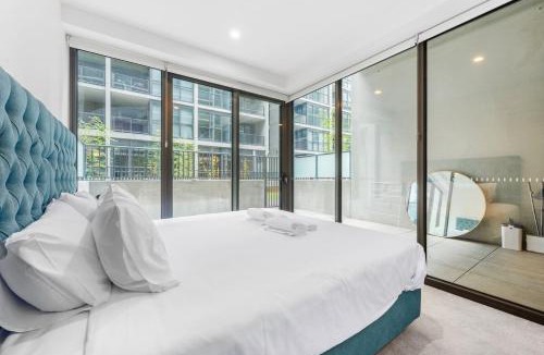 Lyneham Apartment | Chic Modern 1-Bedroom Apartment, Gym, Parking