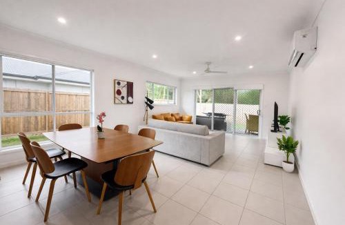 Park Ridge House | Modern 4-Bedroom Family Home in Park Ridge - Parking Included