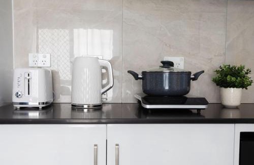 Oxley House | Affordable Private 1BR Parking Aircon Near Train