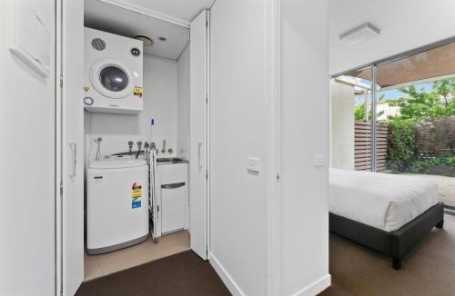 Phillip Apartment | Tranquil 1-Bed Apartment with Courtyard Pool BBQ