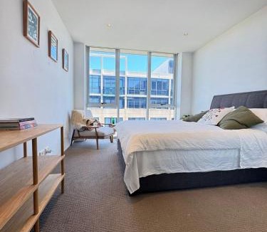 Capital Hill Apartment | Stylish 1BR Spacious Penthouse Self Check-in, 7 min walk to parliament