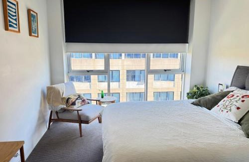 Capital Hill Apartment | Stylish 1BR Spacious Penthouse Self Check-in, 7 min walk to parliament