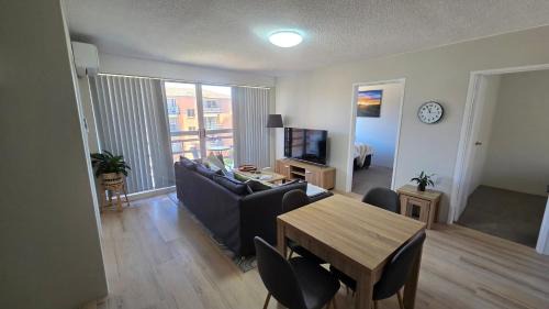 Crestwood Apartment | Modern Crestwood Retreat - 2BR Near Canberra City