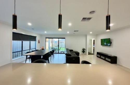 Donnybrook House | Connecting Palms - Donnybrook - Luxury Holiday Home with 5 x Bedrooms!