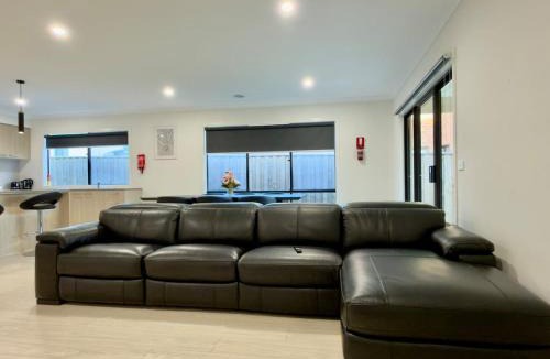 Donnybrook House | Connecting Palms - Donnybrook - Luxury Holiday Home with 5 x Bedrooms!