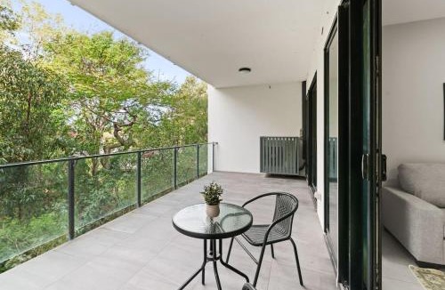 Macgregor Apartment | Modern Retreat two Ensuite Bedrooms and Walk to Shops