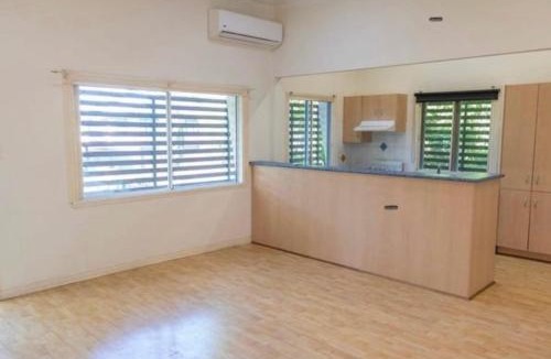 Woolloongabba House | Studio room ensuite bathroom Brisbane City near Kangaroo Point and Gabba Cricket stadium