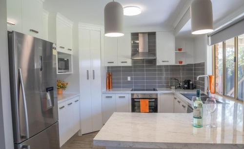 Urraween House | Stays with Ripley 3 min to hospital and beach Pet friendly