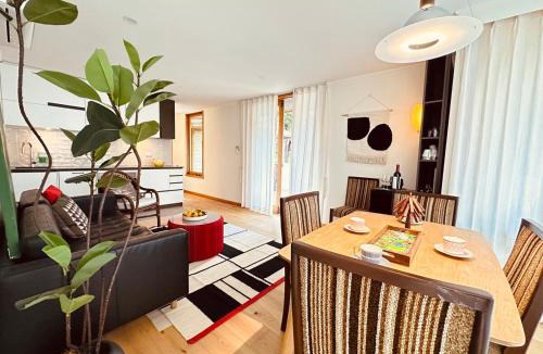 Doncaster Apartment | Forest Romance Retreat near Doncaster Westfield M3