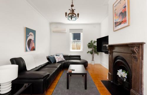 Northcote House | Emmaline Guest Cottage - Art Deco Era Guest Cottage with Off Street Parking