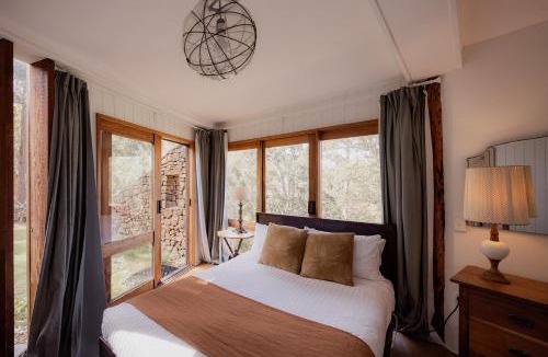 Ridgeway House | Wilderness Retreat 15mins to CBD, bath tub, forest views