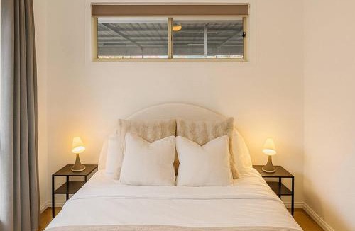 Sunnybank Hills House | Spacious 3BR Home w Parking in Sunnybank - Relax & Unwind