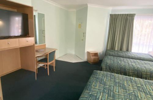 Runaway Bay Hotel | Runaway Bay Motor Inn