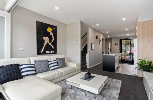 Greenway House | Modern 3-Bedroom Townhouse in Quiet Greenway