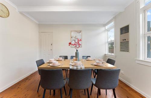 North Ryde House | Family-Sized Comfort - 4 bedroom House Near Macquarie & Metro
