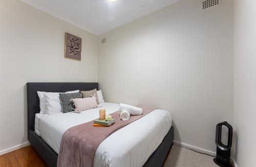 North Ryde House | Family-Sized Comfort - 4 bedroom House Near Macquarie & Metro