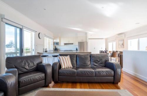 Dromana House | Sea Quinn Escape - Steps to Dromana Beach and Dining