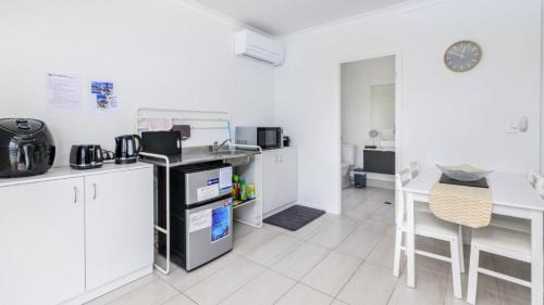 Bongaree House | Relax Poolside By The Canal