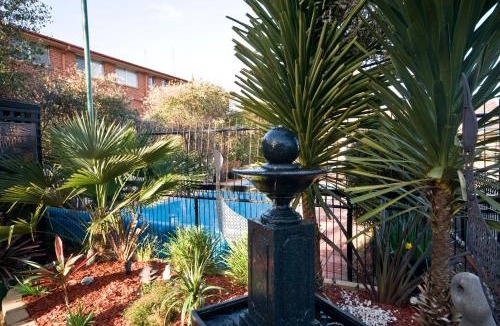Crestwood Hotel | Country Plaza Motel