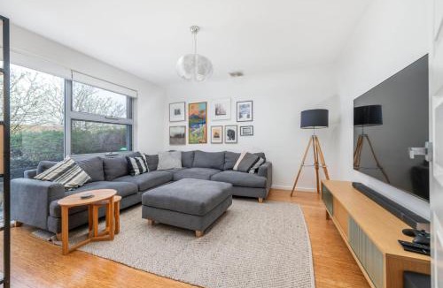 Wright House | Spacious Family Home Near Mt. Stromlo