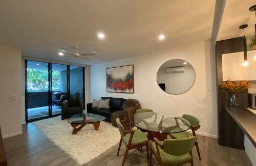 Cannon Hill House | Urban Retreat Homestay - Shared Apartment with Queen Bed and Private Ensuite