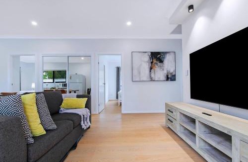 Macgregor House | Poolside Family Cottage near Shopping Towns