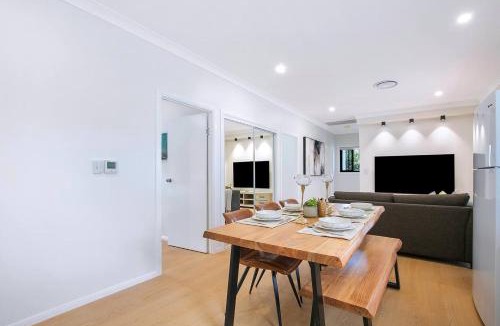 Macgregor House | Poolside Family Cottage near Shopping Towns