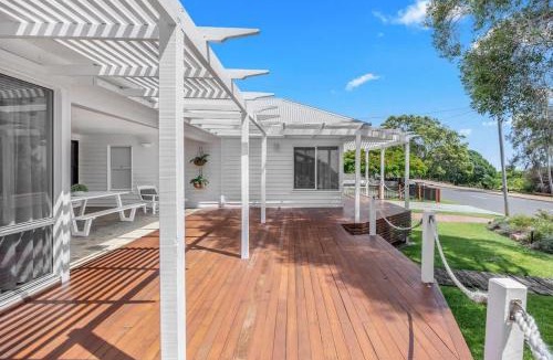 Point Vernon House | Esplanade Ease - Absolute Beachfront in Hervey Bay