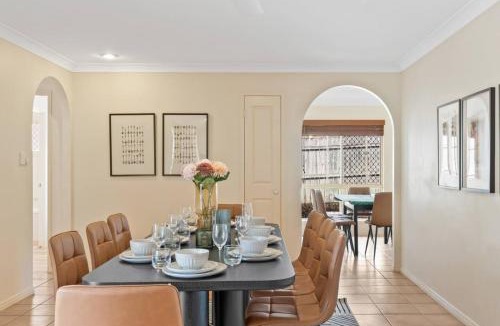 Capalaba House | Spacious 4BR Family Home in Capalaba Local Charm