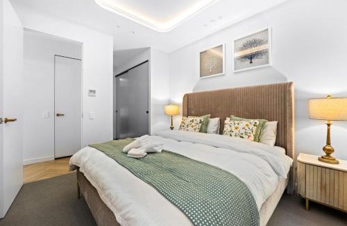 Box Hill Apartment | Highrise Luxury Penthouse with City Ocean Mountain View